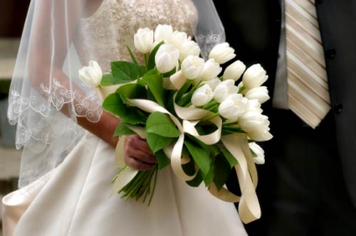 white tulips bride bouquet